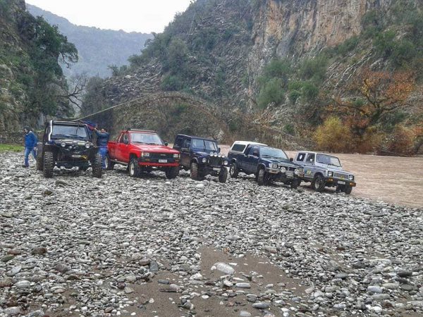 Θέρμο:Βόλτα με 4×4 στο γεφύρι της Αρτοτίβας