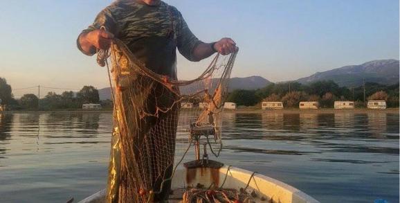 Πρόστιμα και κατασχέσεις για παράνομη αλιεία γαρίδας στον Αμβρακικό