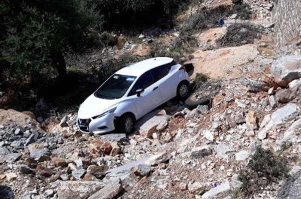 Αστακός- Αρχοντοχώρι: ” Βουτιά” ιχ στο γκρεμό-Άγιο είχε ο οδηγός