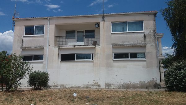 Δημοτικό κτίριο στα Καλύβια με ανοιχτό παράθυρο πρωί και βράδυ!