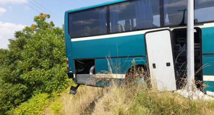 Λύθηκε το χειρόφρενο λεωφορείου και «έφυγε» προς το γκρεμό!