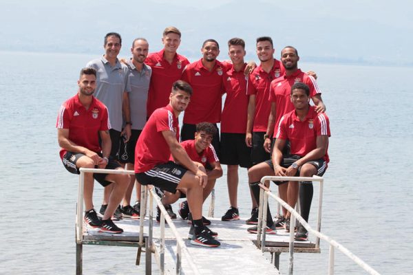 Βόλτα & σέλφι στην Τριχωνίδα η αποστολή της Μπενφίκα!