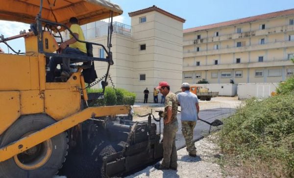 Μεσολόγγι: Εργασίες ασφαλτόστρωσης στον αύλειο χώρο του Νοσοκομείου