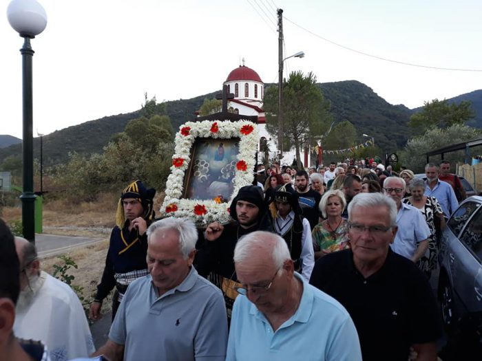 Σε κλίμα κατάνυξης η περιφορά της εικόνας της Παναγίας στο Μπαμπαλιό