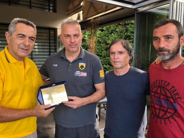 Τιμητική πλακέτα των παλαιμάχων της ΑΕΚ Αγίου Κωνσταντίνου στον Β. Δημητριάδη