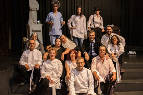 Η καυστική κοινωνική σάτιρα ” κλέψε λιγότερο” με επιτυχία στο Δημοτικό θέατρο Αγρινίου