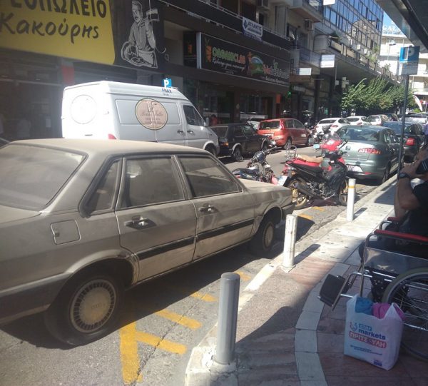 Αγρίνιο: “Απέκλεισαν” τη ράμπα αναπήρου(φωτο)