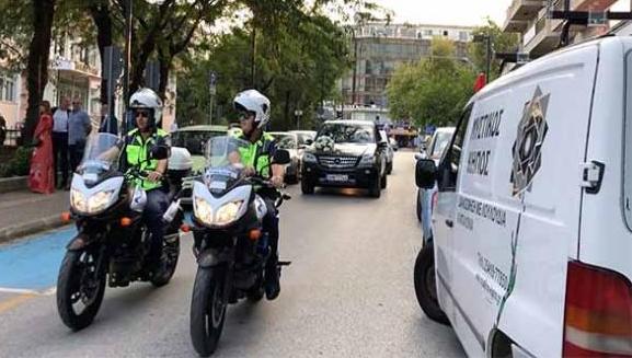 Νύφη έφτασε στον γάμο της συνοδεία περιπολικών…