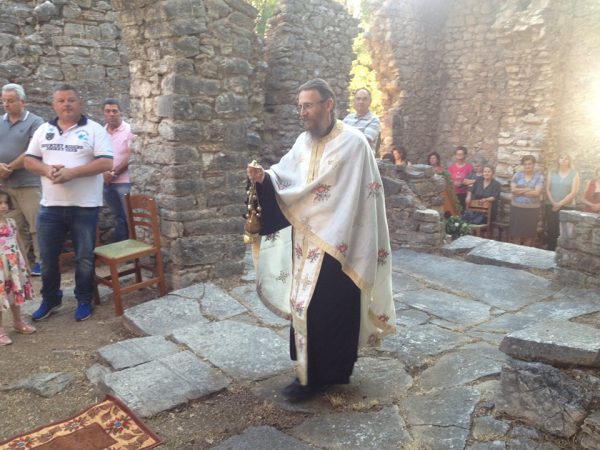 Σε κατανυκτική ατμόσφαιρα η λειτουργία στα ερείπια του Ι.Ν της Αγίας Σοφίας Θέρμου