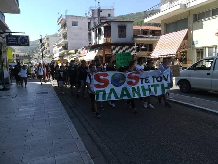 Αμφιλοχία-Πορεία για την κλιματική αλλαγή από τους μαθητές του ΓΕΛ