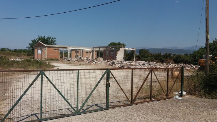 Κατεδαφίστηκε το κτίριο των αποθηκών της Ένωσης, στον Πλάτανο Καλυβίων
