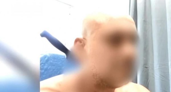 Σοκαριστικός τραυματισμός: Του κάρφωσε μαχαίρι στο λαιμό η κουμπάρα του