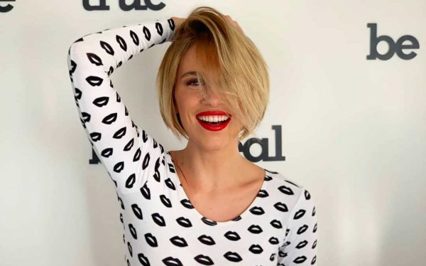 Η Νάντια Μπουλέ ποζάρει χαμογελαστή με το νέο look!