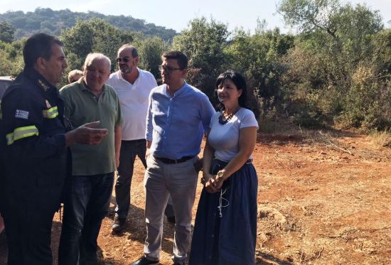 Κοντά στις δυνάμεις της Πυροσβεστικής, η Αντιπεριφερειάρχης ΠΕ Αιτωλοακαρνανίας Μαρία Σαλμά
