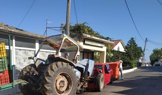 Αιτωλοακαρνανία:Σφοδρή μετωπική σύγκρουση τρακτέρ με ιχ