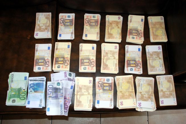 «Πλημμύρισαν» την αγορά με πλαστά χαρτονομίσματα