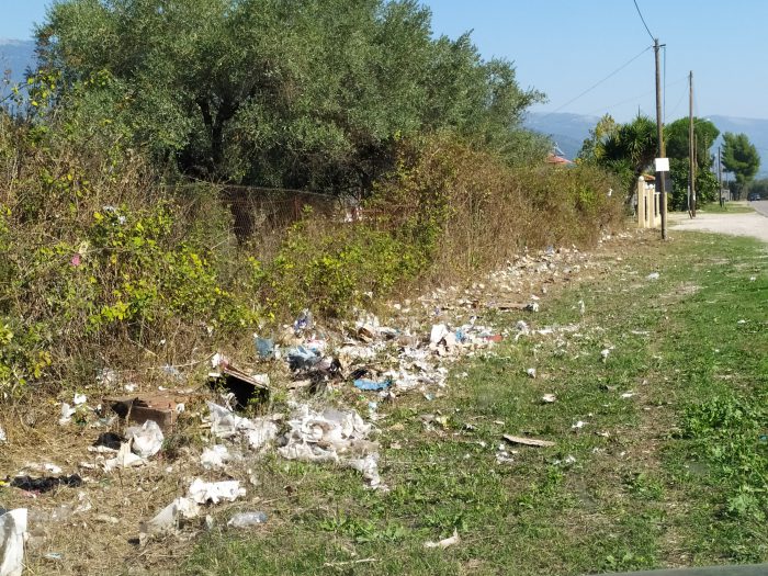 Εθνική οδός Αγρινίου-Θέρμου: Οι εργασίες τελείωσαν αλλά τα σκουπίδια παρέμειναν….