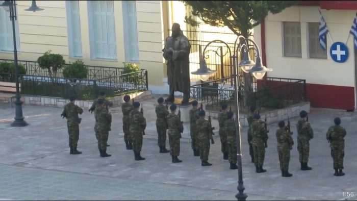 Ρίγη συγκίνησης με τους στρατιώτες να ψάλλουν τον Εθνικό Ύμνο στο Μεσολόγγι
