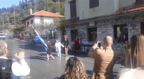 Η μικρότερη παρέλαση στον Δρυμώνα-Θερμό χειροκρότημα για τους 3 μαθητές από τους κατοίκους!