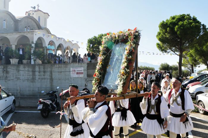 Kοσμοσυρροή πιστών στην Παναγία Ναυπακτιώτισσα