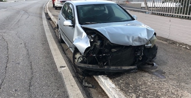 Σφοδρή σύγκρουση αυτοκίνητων στην παραλία της Αμφιλοχίας(φωτο)
