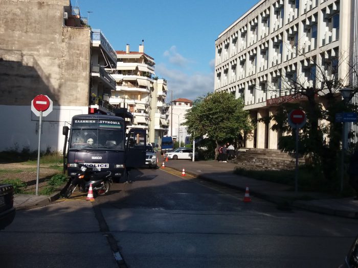 Ισχυρή αστυνομική δύναμη στα δικαστήρια Αγρινίου – Δικάζονται οι 10 αντιφασίστες!