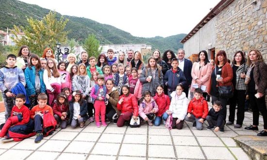 Κουκλοθέατρο και ομιλία για το επάγγελμα του μελισσοκόμου στη γιορτή μελιού στο Ελαιόφυτο