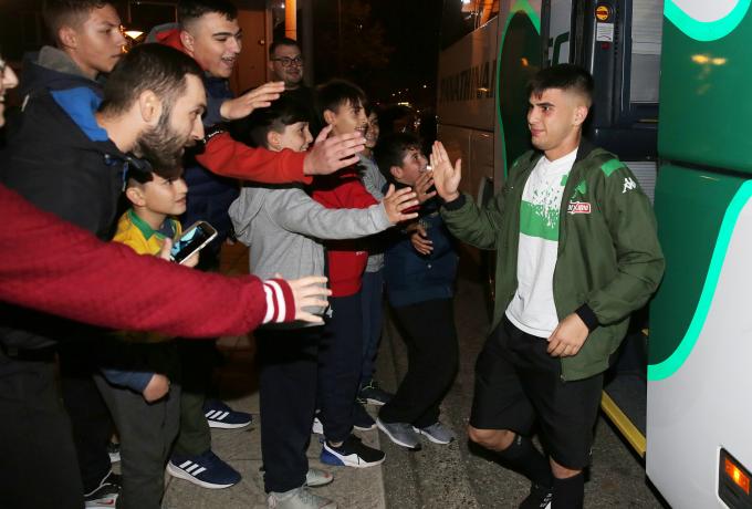 Φίλοι του Παναθηναϊκού υποδέχθηκαν την ομάδα στο Αγρίνιο (φωτο)