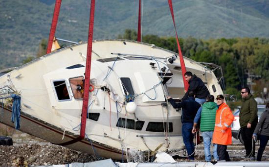 Ζητούσαν βοήθεια οι δύο ψαράδες ενώ ο ένας… είχε ήδη πέσει στην θάλασσα