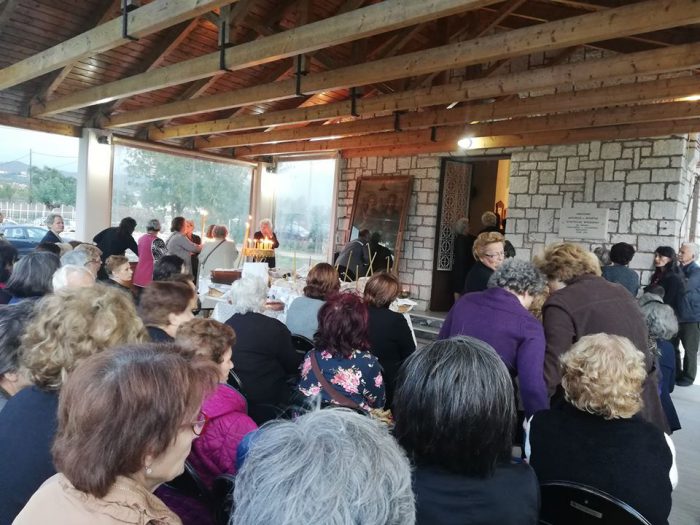 Πλήθος πιστών στο εξωκλήσι Μιχαήλ και Γαβριήλ, του Αγίου Δημητρίου