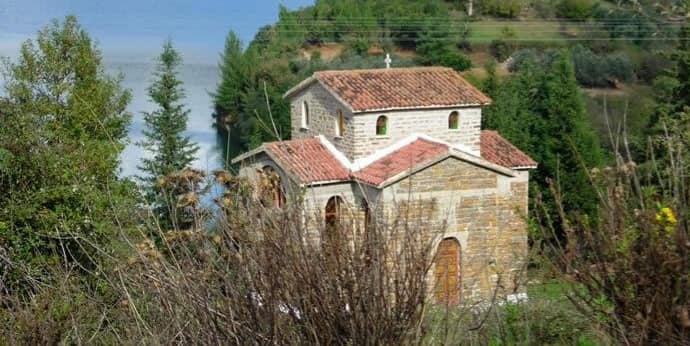 Μπαμπαλιό Βάλτου: Λειτουργία στο εκκλησάκι των ΑγίωνΤαξιαρχιών στο παλιό χωριό