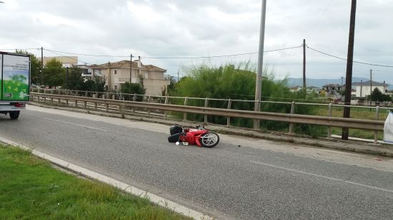 Τροχαίο ατύχημα με δυο τραυματίες κοντά στον κόμβο Αγίου Δημητρίου(φωτο)