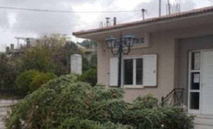 Ο δυνατός αέρα ξήλωσε το Χριστουγεννιάτικο δέντρο στη Χάλκεια