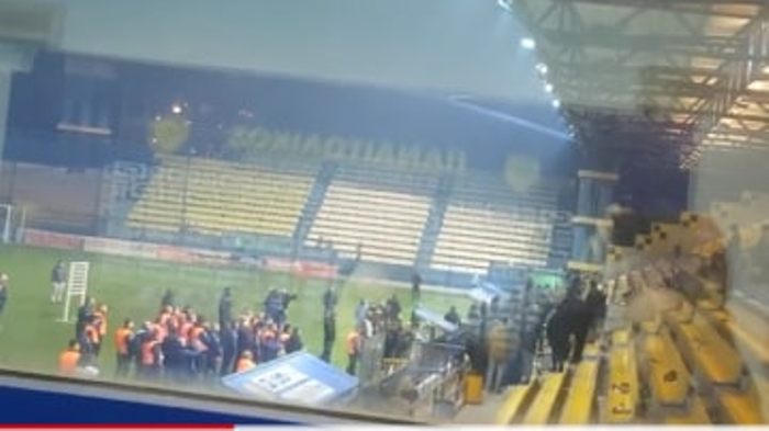 Αγρίνιο:Επεισόδια στο γήπεδο Παναιτωλικού-οπαδοί ξέσπασαν σε αποδοκιμασίες κατά της διοίκησης(βιντεο)
