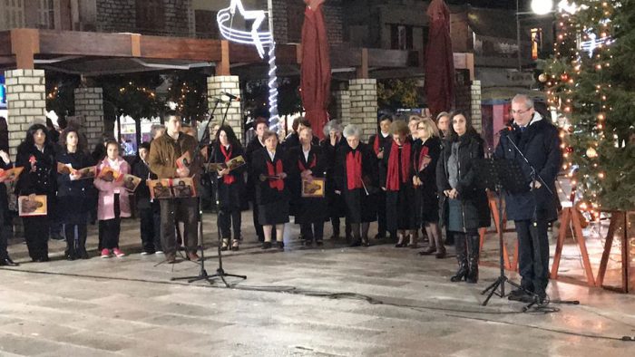 Πλήθος κόσμου στη μεγάλη γιορτή στο Θέρμο για τη φωταγώγηση του Χριστουγεννιάτικου δέντρου