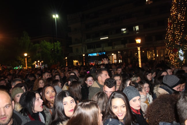 Πλήθος κόσμου στο χριστουγεννιάτικο πάρτι-Σε λίγο στην σκηνή ο Μ.Χατζηγιάννης – Δείτε φωτο