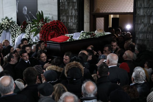Θάνος Μικρούτσικος : Το συγκλονιστικό μήνυμα που διάβασε ο γιος του