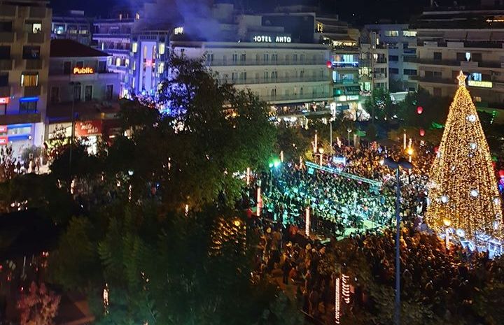 Αγρίνιο: Φωταγωγήθηκε το δέντρο στην πλατεία Δημοκρατίας