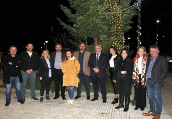 Φωταγωγήθηκαν τα χριστουγεννιάτικα δέντρα και στο Ευηνοχώρι