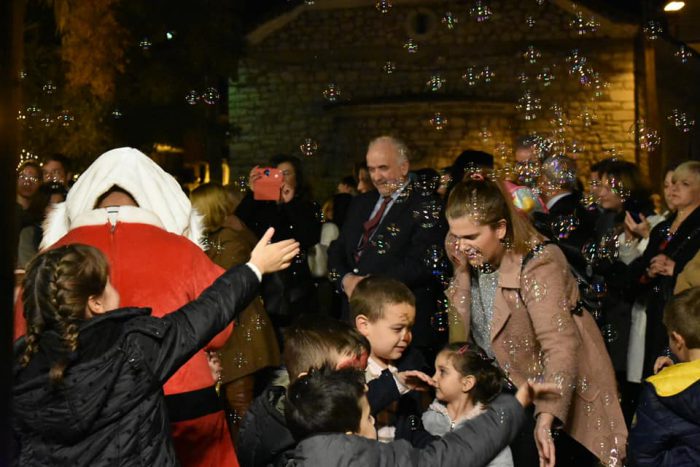 Κατακλύστηκε από κόσμο η πλατεία Αιτωλικού στη φωταγώγηση του χριστουγεννιάτικου δέντρου