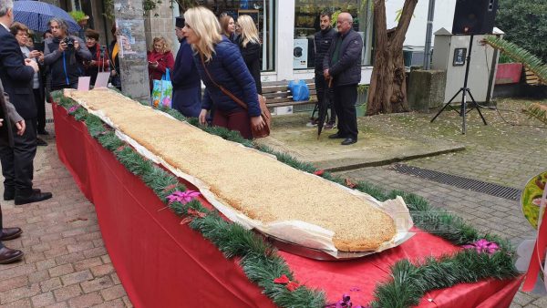 Για τους… γλυκατζήδες: Το μεγαλύτερο μελομακάρονο της Ελλάδας βρίσκεται στα Ιωάννινα