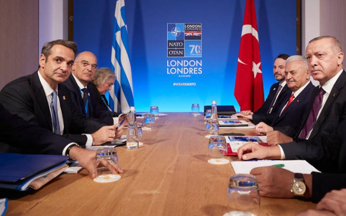 Με παγωμένα χαμόγελα ολοκληρώθηκε η συνάντηση Μητσοτάκη – Ερντογάν