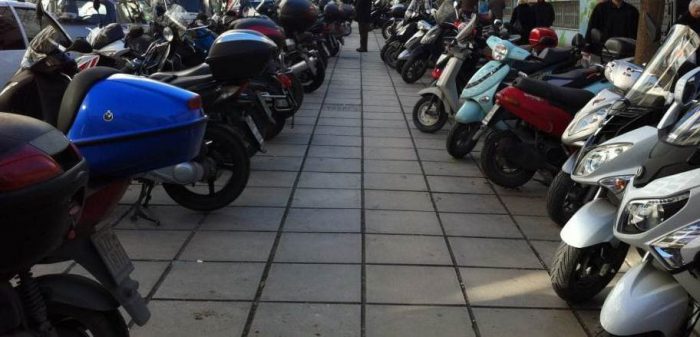 Μπαίνει “φρένο” στη στάθμευση των δικύκλων στα πεζοδρόμια