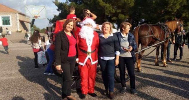 Ευχές και δώρα μοίρασε ο Σύλλογος Γυναικών Λεσινίου στους μαθητές των σχολείων