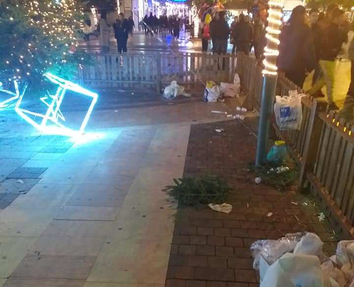 Αγρίνιο: Η πλατεία τίγκα στο σκουπίδι….