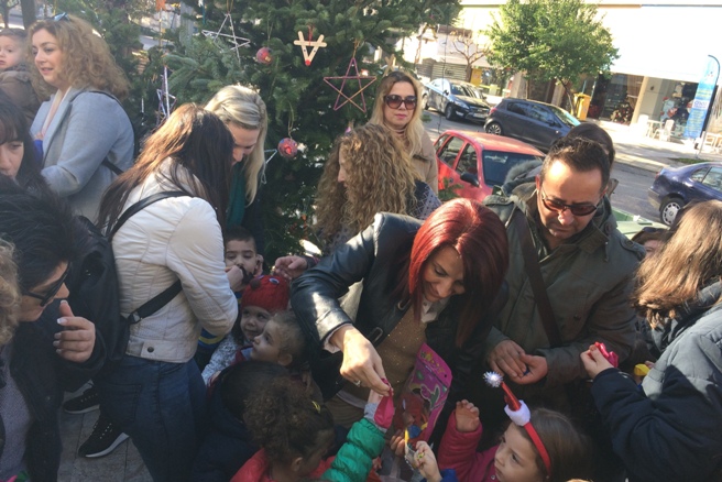 Αγρίνιο: Στολισμοί δέντρων από μαθητές (φωτο)