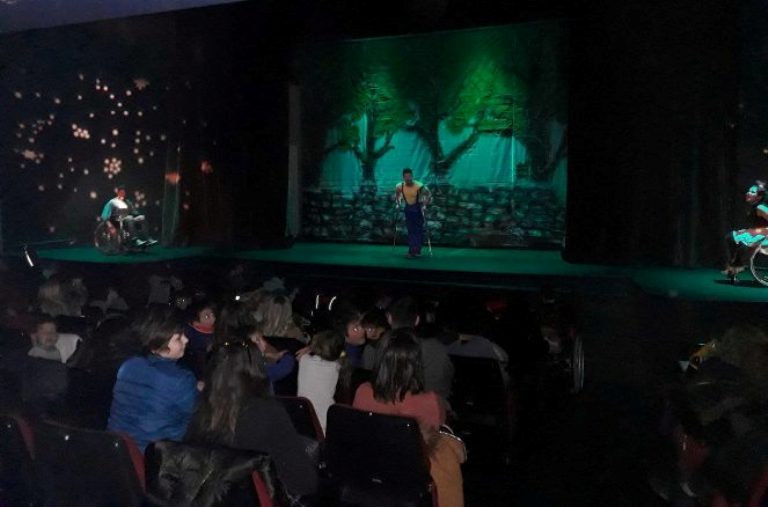 Παγκόσμια Ημέρα ΑμεΑ: Μαθητές παρακολούθησαν την παράσταση «Πιο Δυνατός κι από τον Σούπερμαν» στο ΔΗ.ΠΕ.ΘΕ