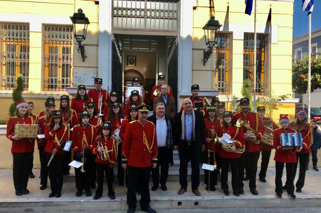 Ναύπακτος: Πρωτοχρονιάτικα κάλαντα από τη φιλαρμονική στο δήμαρχο Βασίλη Γκίζα