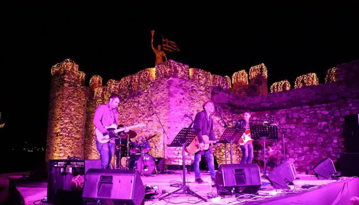 Ναυπάκτιοι καλλιτέχνες μαζί με τον Δ.Κοργιαλά πλημμύρισαν μουσικές το Λιμάνι της Ναυπάκτου!