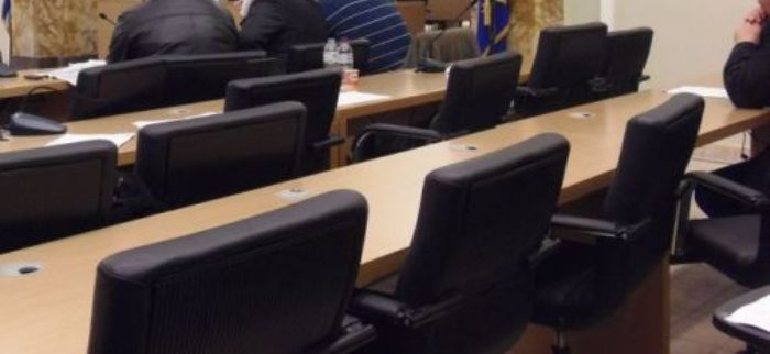 Πανηγυρίζουν και για τις απουσίες;